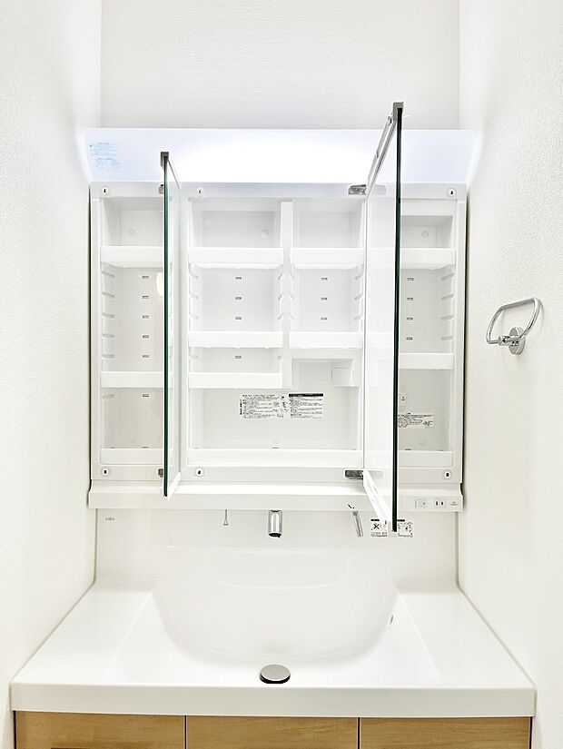 【三面鏡裏収納】三面鏡の裏に、化粧品や衛生用品などを収納可能。洗面台をすっきりと保ちます！