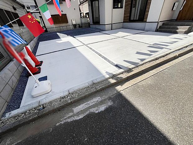【駐車場】目の前が駐車場だと、雨の日も、大量にお買い物をした時も便利ですよね。