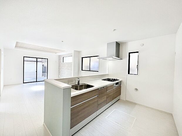 【ダイニングキッチン】料理をしながらご家族との会話を楽しめる対面カウンターキッチン