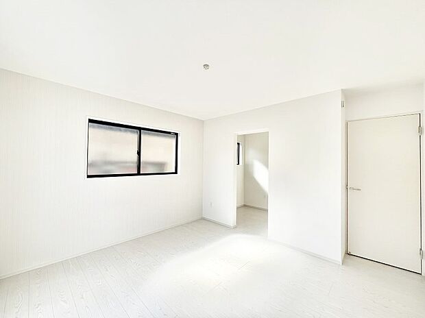 【洋室】フリースペースとウォークインクローゼットを完備した広々した洋室