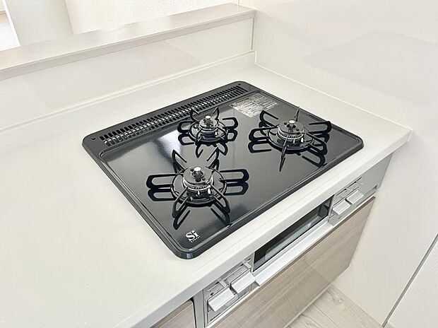 【Ｓｉセンサーコンロ】ガスコンロはＳｉセンサー搭載。火力調節や焦げ付き・消し忘れも防いでくれます。