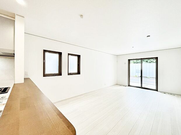 【リビングダイニング】大きな窓からたっぷりの陽光と風を感じられるリビング