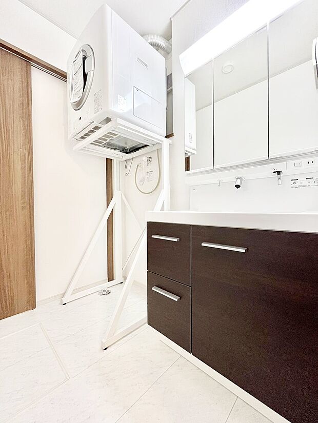 【脱衣場】清潔感ある洗面化粧室で朝の身支度も快適