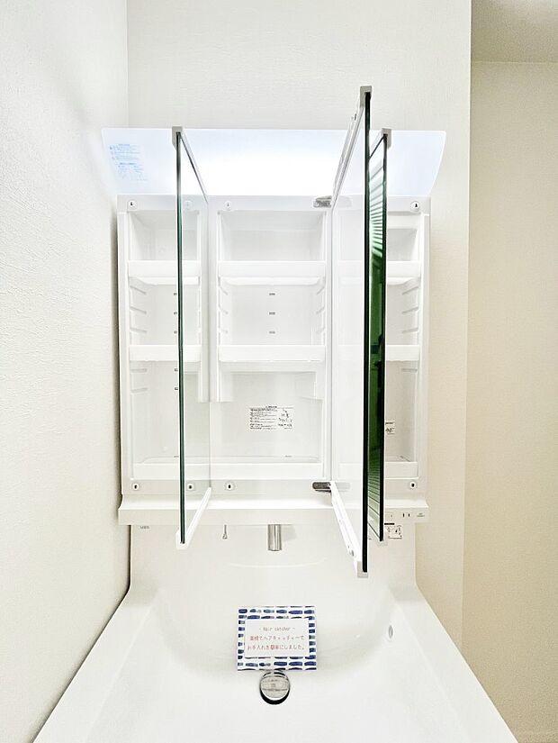 【三面鏡裏収納】三面鏡の裏に、化粧品や衛生用品などを収納可能。洗面台をすっきりと保ちます！