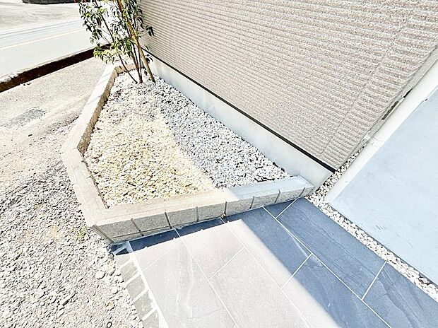 【庭】ちょっとしたスペースを設けることによって敷地にゆとりが生まれます！