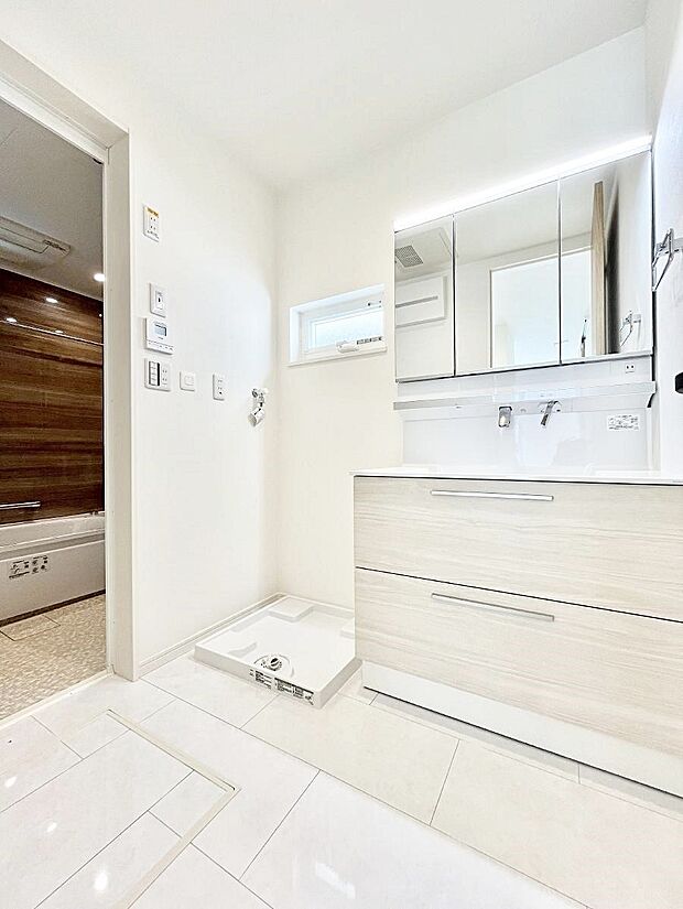 【脱衣場】洗面所はゆとりのあるスペースで、身支度や入浴後のスキンケアも心に余裕をもってできそうです。  