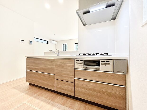 【ダイニングキッチン】リビングで遊ぶお子様を見守りながらお料理ができる対面キッチン。  