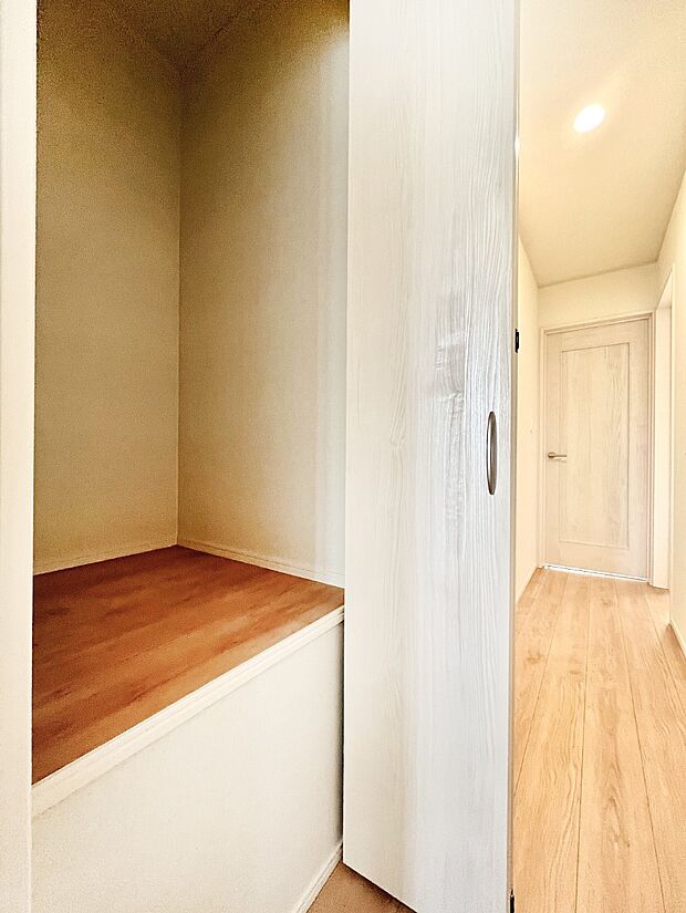 【２階廊下収納】掃除道具や季節の小物を収納することができます。  