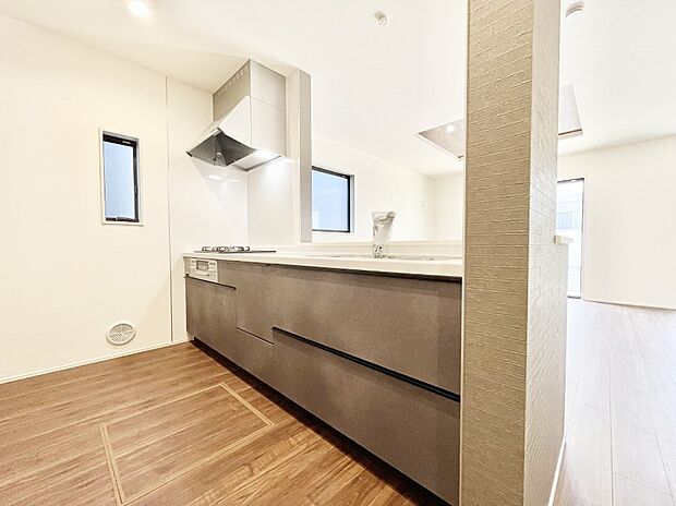 【ダイニングキッチン】料理をしながらご家族との会話を楽しめる対面カウンターキッチン