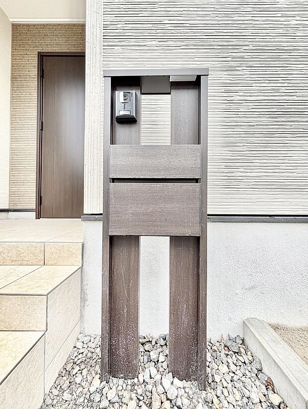 【その他現地】表札・インターホン・ポストをひとつに集約。エントランスになじむシンプルデザイン。