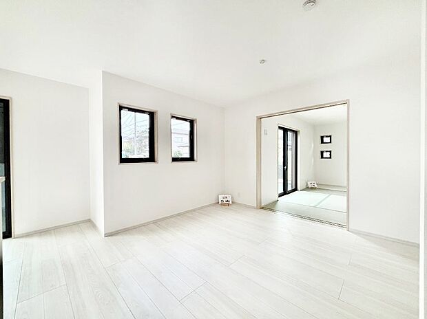 【ダイニング】家族の笑顔が自然と生まれてくる、そんな雰囲気のダイニングに仕上がっています 