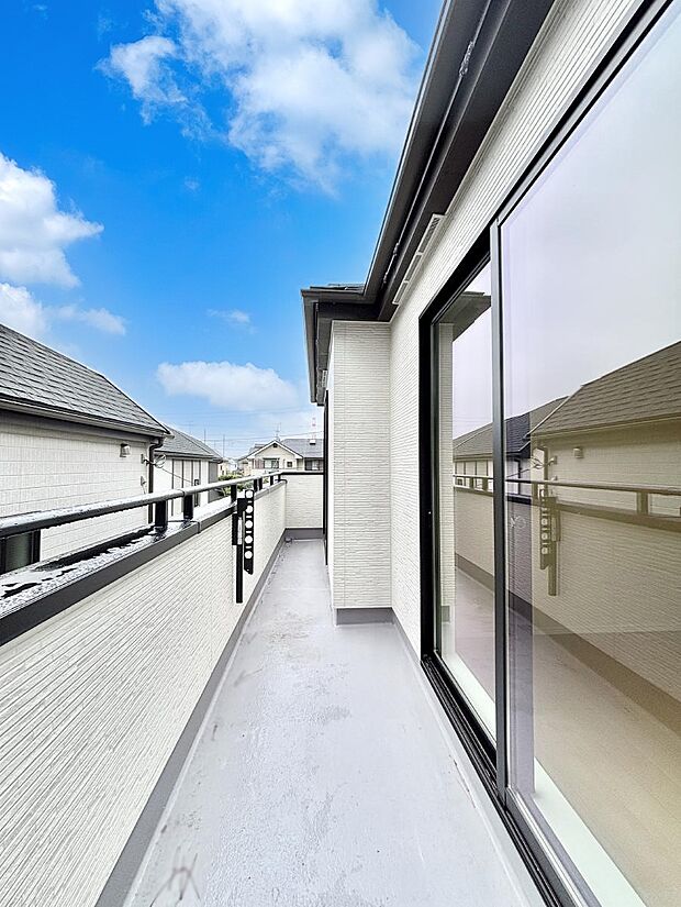 【バルコニー】暖かな陽光が降り注ぐバルコニーはお洗濯におすすめ。爽やかな風も心地よいです。 