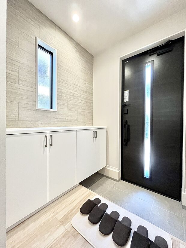 【玄関】飾り棚を利用して、お越しいただくお客様をおもてなしできます。