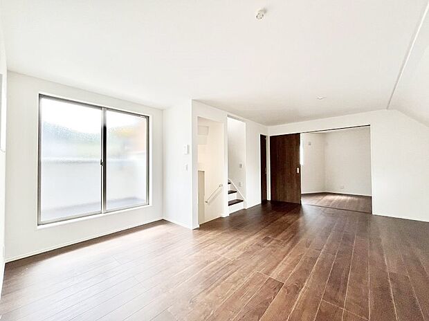 【リビングダイニング】大きな窓からたっぷりの陽光と風を感じられるリビング