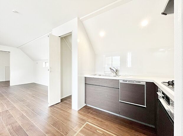 【ダイニングキッチン】ゆとりあるキッチンではご家族と楽しくお料理ができます