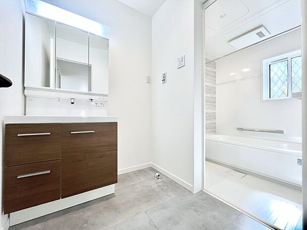 【脱衣場】清潔感のある快適空間です。毎日の身支度も気持ち良くお使い頂けます。 