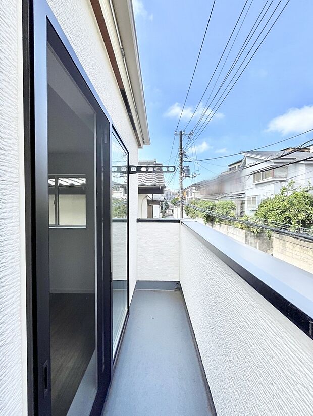 【バルコニー】暖かな陽光が降り注ぐバルコニーはお洗濯におすすめ。爽やかな風も心地よいです。 