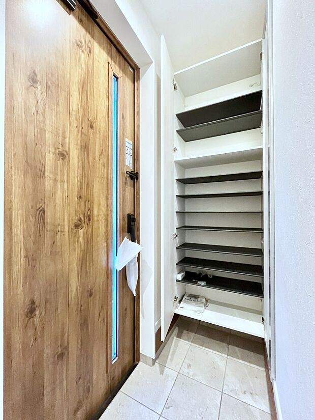 【玄関】天井まである玄関収納で、家族全員の靴もすっきり収納！