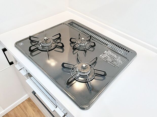 【Ｓｉセンサーコンロ】ガスコンロはＳｉセンサー搭載。火力調節や焦げ付き・消し忘れも防いでくれます。