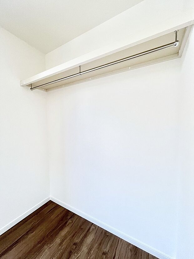 【収納】洋室のクローゼット。奥行きがあるので厚手の衣類もすっきり収まります。