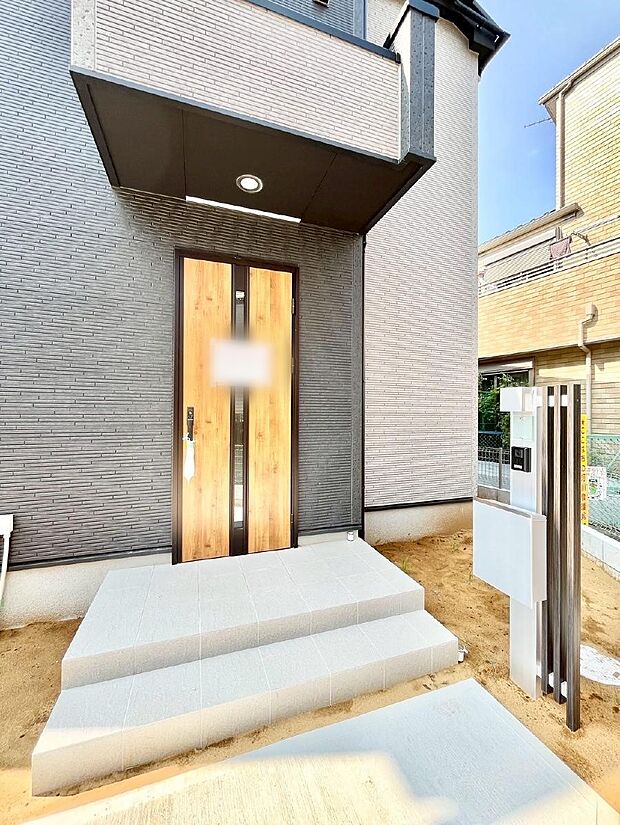 【玄関】大切な家族、来客を出迎える玄関。