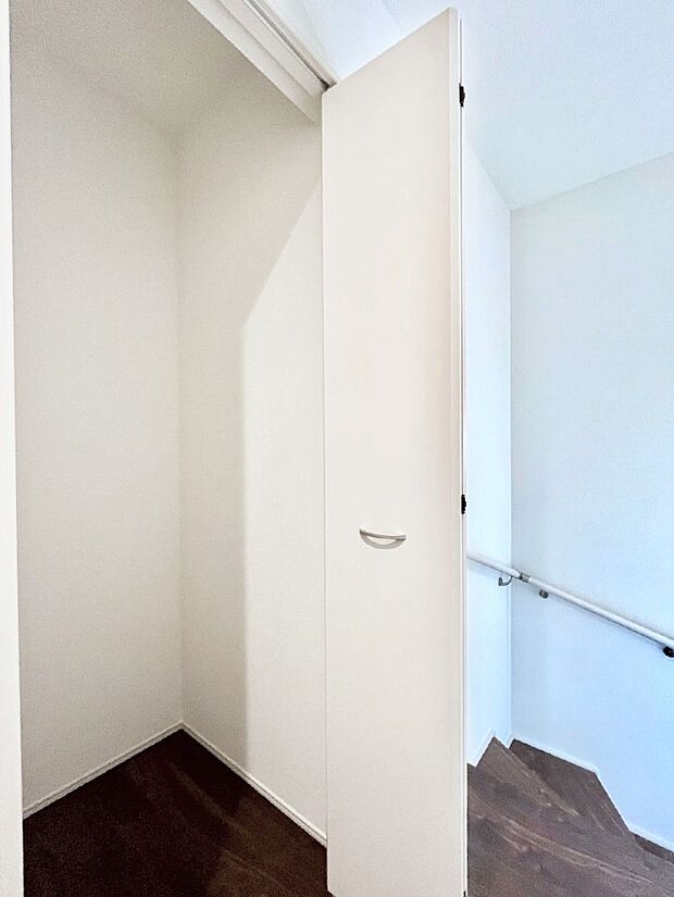 【廊下収納】廊下収納。掃除道具や季節の小物を収納することができます。