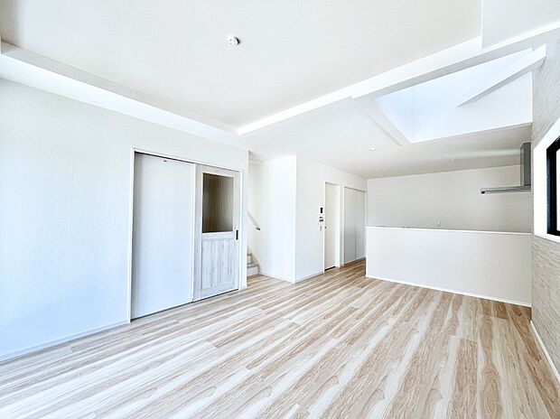 【リビングダイニング】空間を演出する上部吹き抜けを採用し、居心地の良さにこだわったリビング  