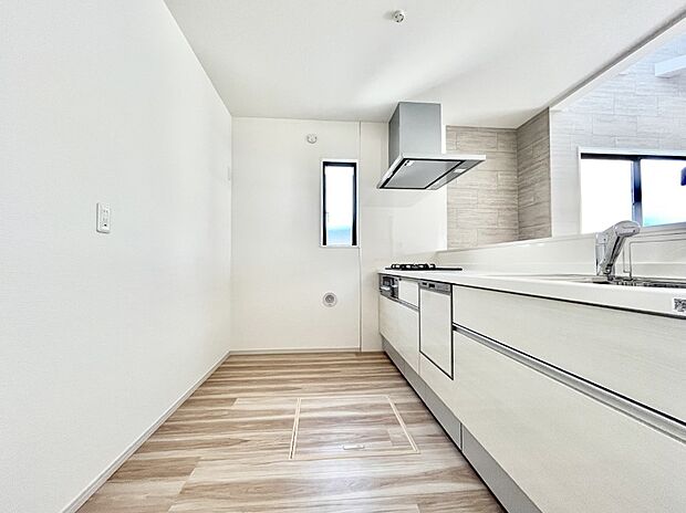 【ダイニングキッチン】爽やかな風が通り抜けるキッチン。窓があるので明るく換気にも役立ちます。