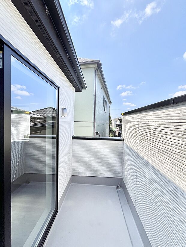 【バルコニー】暖かな陽光が降り注ぐバルコニーはお洗濯におすすめ。爽やかな風も心地よいです。 