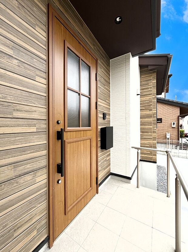 【玄関】大切な家族、来客を出迎える玄関。