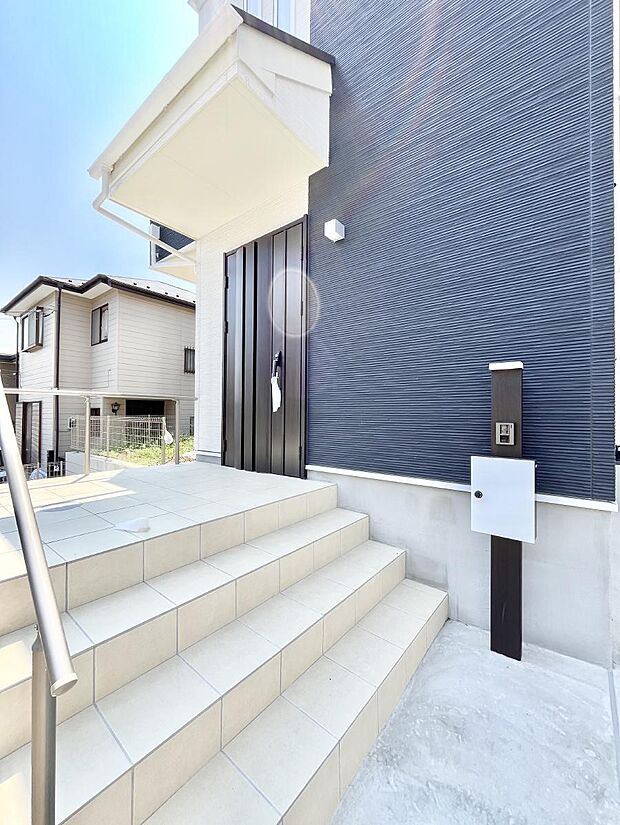 【玄関】大切な家族、来客を出迎える玄関。