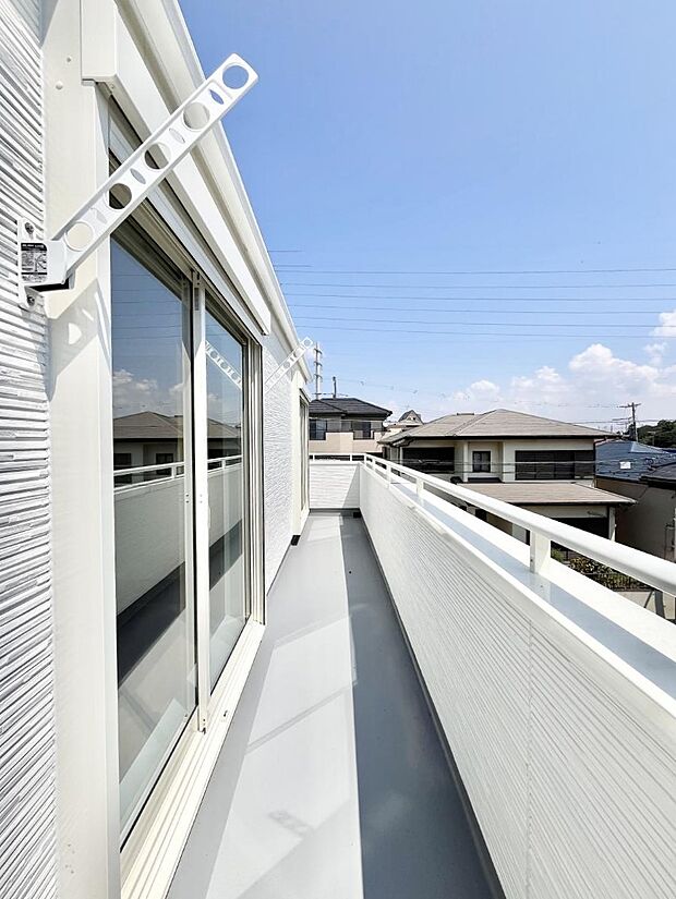 【バルコニー】暖かな陽光が降り注ぐバルコニーはお洗濯におすすめ。爽やかな風も心地よいです。