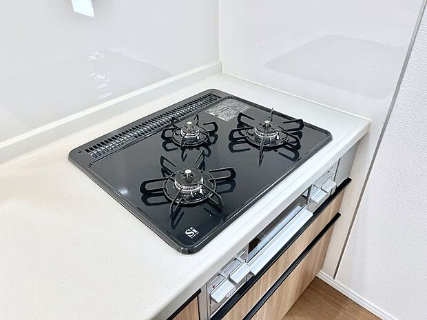 【Siセンサーコンロ】ガスコンロはSiセンサー搭載。火力調節や焦げ付き・消し忘れも防いでくれます。