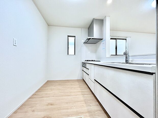 【ダイニングキッチン】料理をしながらでもご家族との会話を楽しめる対面キッチン