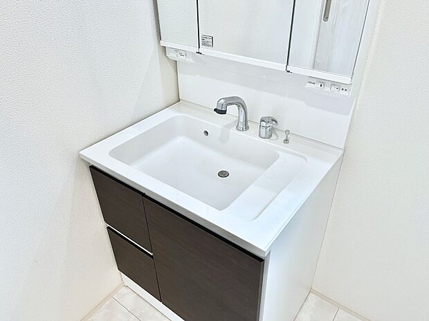【シャワー水栓】ハンドシャワー付き！使いやすい洗面台。