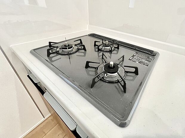 【Ｓｉセンサーコンロ】ガスコンロはＳｉセンサー搭載。火力調節や焦げ付き・消し忘れも防いでくれます。