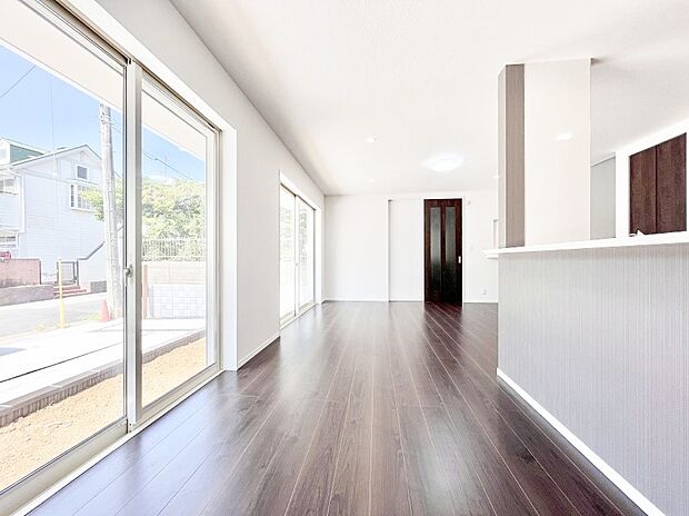 【ダイニング】シンプルなデザインなのでインテリアを考えるのも楽しみですね！