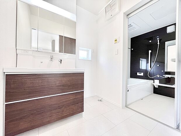 【脱衣場】洗面所はゆとりのあるスペースで、身支度や入浴後のスキンケアも心に余裕をもってできそうです。  