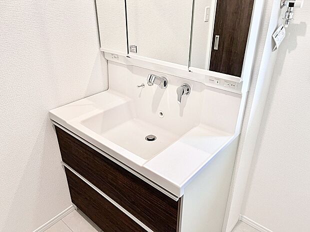 【シャワー付き洗面台】ハンドシャワー付き！使いやすい洗面台。