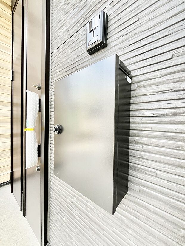 【その他現地】シンプルデザインのポスト。