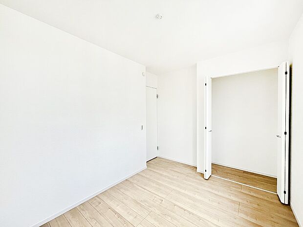 【寝室】使いやすい形でベットや家具の置き方にも困ることもありません。   