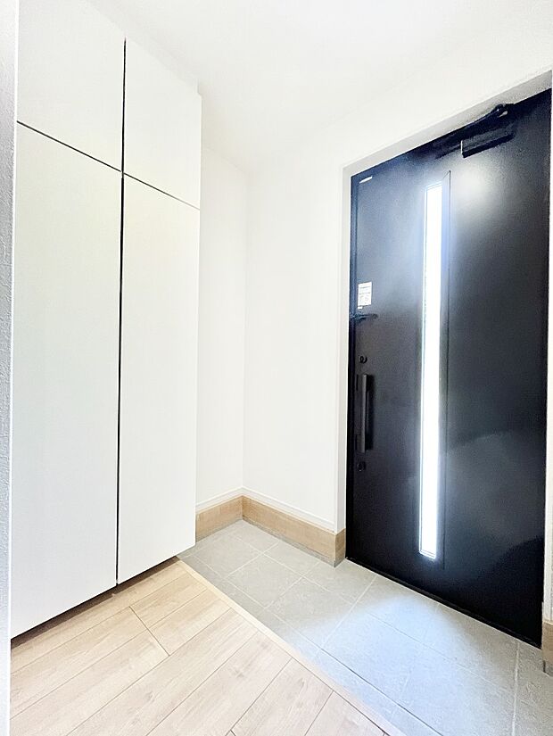 【玄関】明るい玄関はお客様をお出迎えするのにぴったりです！