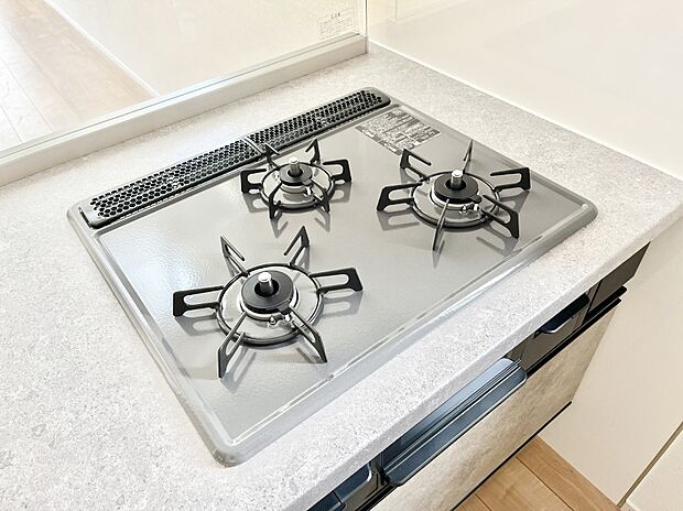 【三ツ口コンロ】三口ガスコンロでお料理が一気にはかどりそう。  