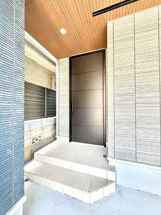 【玄関】大切な家族、来客を出迎える玄関。