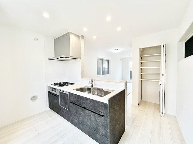 【ダイニングキッチン】料理をしながらご家族との会話を楽しめる対面カウンターキッチン  