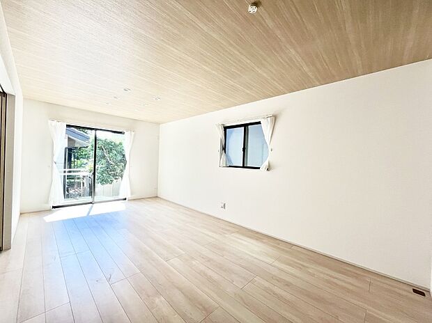 【リビングダイニング】大きな窓からたっぷりの陽光と風を感じられるリビング  