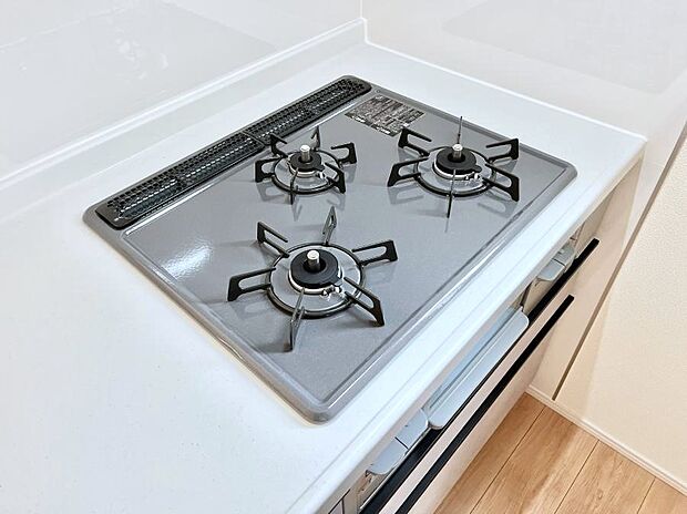 【Ｓｉセンサーコンロ】ガスコンロはＳｉセンサー搭載。火力調節や焦げ付き・消し忘れも防いでくれます。