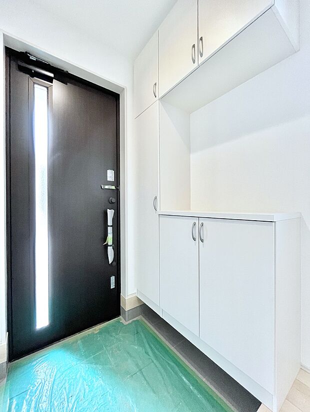 【玄関】飾り棚を利用して、お越しいただくお客様をおもてなしできます。