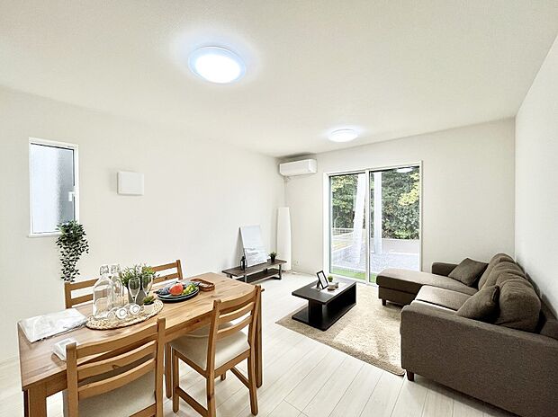 【ダイニング】日当たりの良いリビング。お気に入りのグリーンを飾れば更に心地よさがアップ!