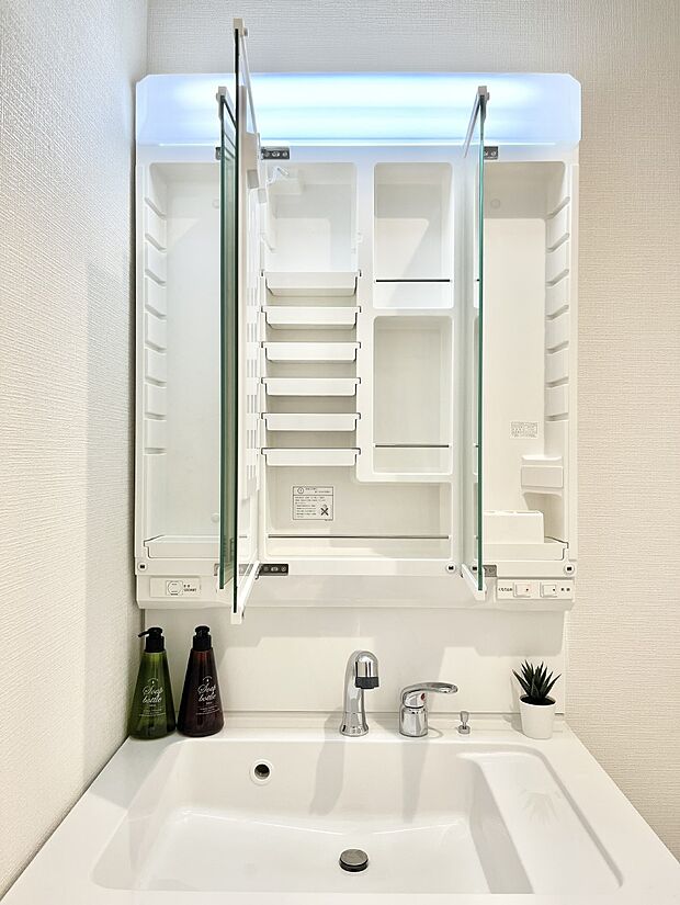 【三面鏡裏収納】三面鏡の裏に、化粧品や衛生用品などを収納可能。洗面台をすっきりと保ちます!